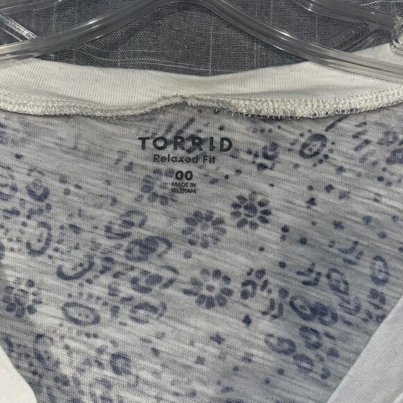 Torrid Heritage Slub Relaxed V-Neck Mandala Tee Blue and White size 00 - Picture 3 of 5